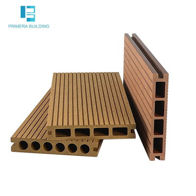 comprar El tipo antideslizante Decking del surco de WPC sube al piso al aire libre de la ingeniería del jardín del camino del tablón fabricación en línea