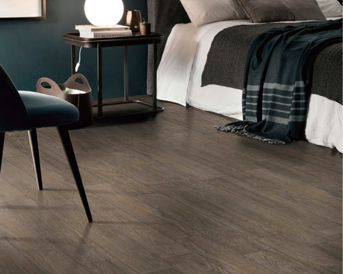 comprar Tejas de madera Brown de la porcelana del BTS de la capa inodora de la prenda impermeable 9.5m m para la pared del piso fabricación en línea