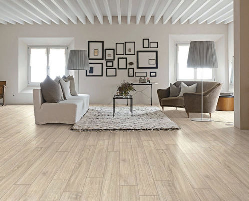 comprar Baldosa de porcelana de madera gris de 150x900mm para sala de estar fabricación en línea