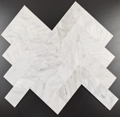comprar Tejas de mosaico decorativas de la piedra de la raspa de arenque Cararra blanco fabricación en línea