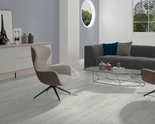 Barras de porcelana de madera resistentes al desgaste 200x1000mm para el baño Barras de suelo interiores grises y marrones
