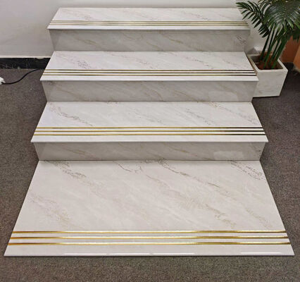 Escaleras de cerámica esmaltadas pulidas del juego completo del Bullnose del mármol de oro gris claro de 470x1200m m para la decoración y el apartamento