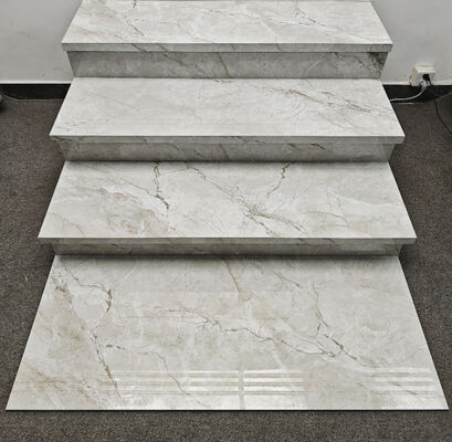 Gres porcelánico pulido esmaltado resistente al desgaste gris claro imitación mármol para escaleras, peldaño y contrahuella, 470x1200 mm, con espacio para tira LED, para sala de estar