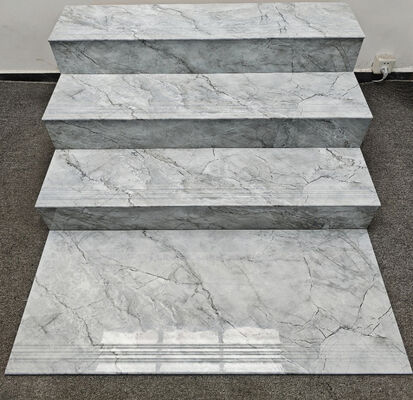 Impresionante y resistente a las manchas Gris Carrara Beige 470x1200mm Escaleras de cerámica acristalada pulida Paso y ascensor para oficinas y edificios
