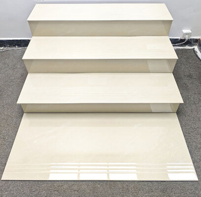 Peldaño y contrahuella de cerámica esmaltada pulida de cuerpo superblanco, gris beige Carrara de 470x1200 mm, resistente al desgaste, para renovación de escaleras