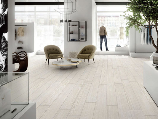tejas al aire libre del efecto de madera de la porcelana del 15x90cm, tejas comerciales del cuarto de baño del SGS de 9.5m m