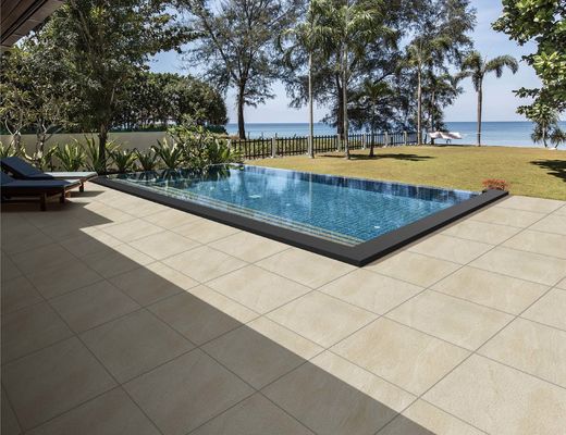 Resbalón anti los 60x60cm de la construcción residencial el anti-corrosivo de la dureza del borde contemporáneo de la piscina