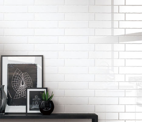 Teja brillante artística de la pared del borde blanco puro de la onda para la decoración casera del cuarto de baño